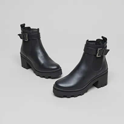 Boot with buckle and toothed sole in black leather