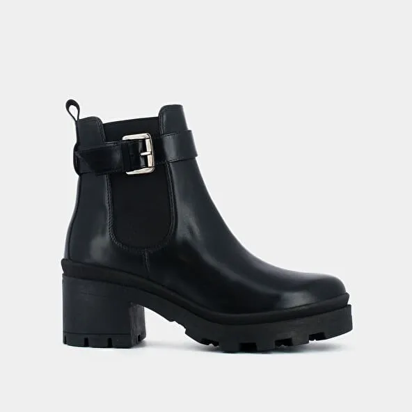 Boot with buckle and toothed sole in black leather