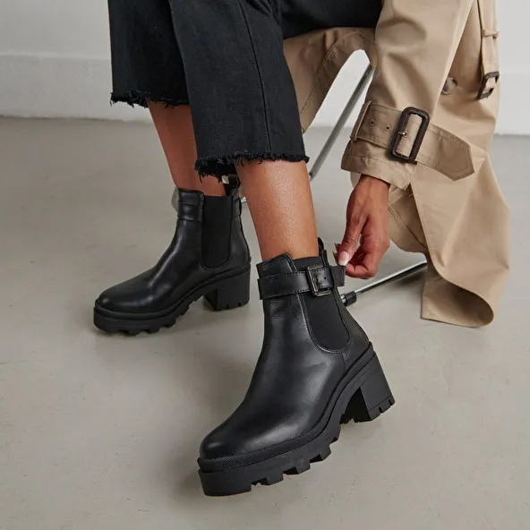 Boot with buckle and toothed sole in black leather