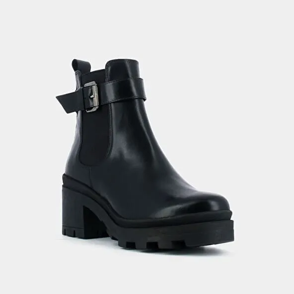 Boot with buckle and toothed sole in black leather