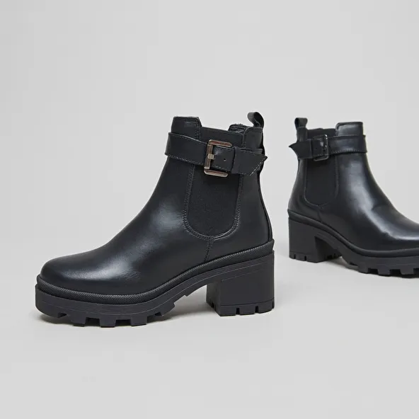 Boot with buckle and toothed sole in black leather