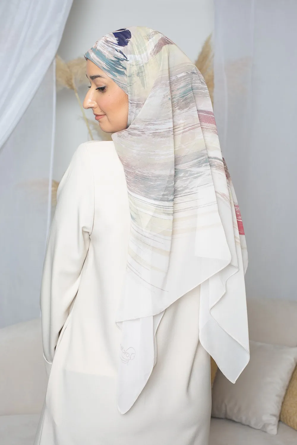 Hijab crema Vortex con estampado cuadrado