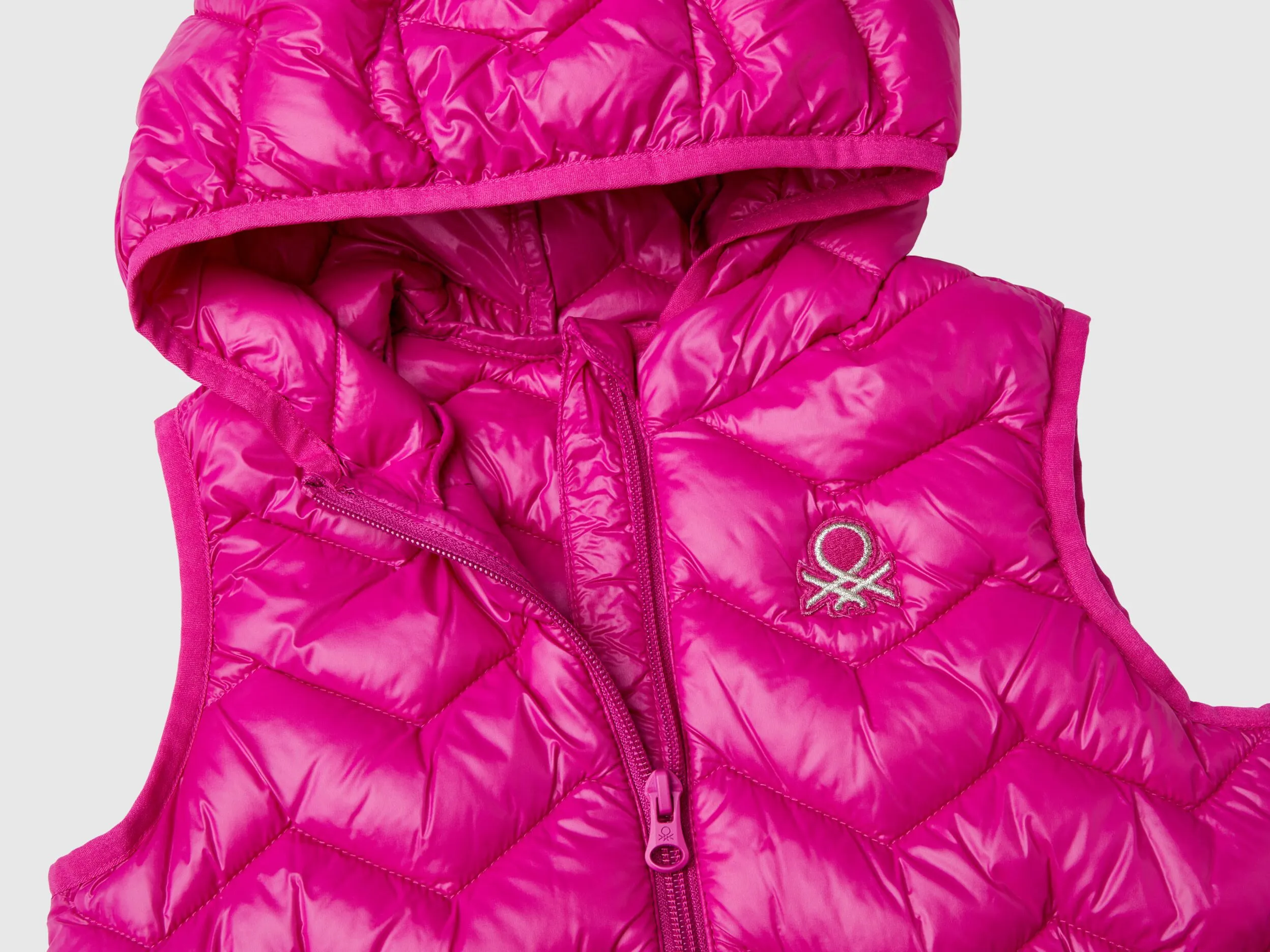 Padded vest in 3D wadding with hood - Fuchsia | Benetton